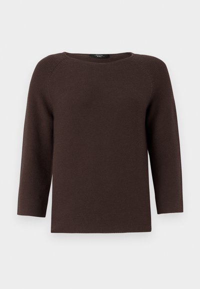 Pull en tricot marron avec un col rond et des manches raglan à trois quarts. Présente un motif texturé et une coupe droite.