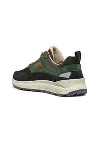 Sneakers con una tomaia in suede nero e verde, collare imbottito, accenti grigi e una suola bianca testurizzata, dotata di un motivo di battistrada robusto.