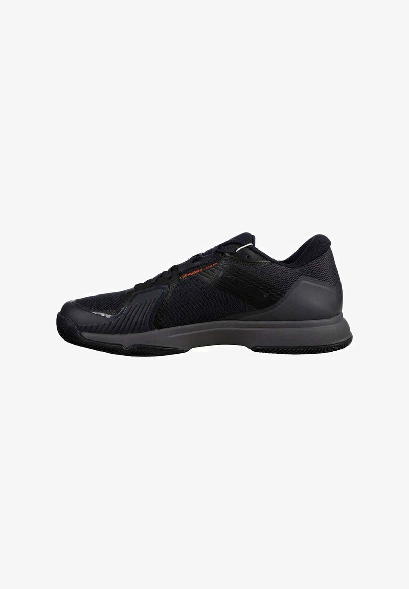 Schwarzer Sportschuh mit einem strukturierten Mesh-Obermaterial, verstärkter Zehenpartie und Gummisohle. Verfügt über eine graue Zwischensohle und orangefarbene Akzente.