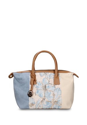 Rechthoekige handtas met blauwe, beige en bloemenstof panelen, bruine leren handvatten en een ronde zwarte hanger bevestigd aan één handvat.