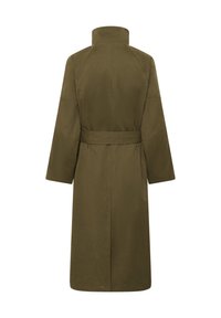 Lange olijfgroene trenchcoat met brede mouwen, hoge kraag en bijpassende riem, gezien van achteren tegen een witte achtergrond.