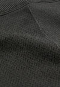 Juodas tekstūruotas audinys su subtiliu deimanto raštu, pasižymintis sklandžiu paviršiumi ir sustiprintu siūlu kraštuose.