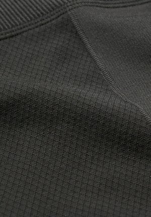 Juodas tekstūruotas audinys su subtiliu deimanto raštu, pasižymintis sklandžiu paviršiumi ir sustiprintu siūlu kraštuose.