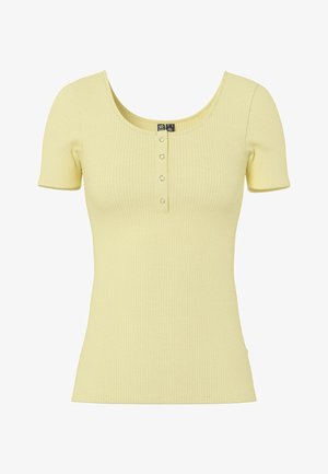 Top scurt cu mâneci scurte, galben deschis, cu dungi și decolteu rotund, prevăzut cu patru nasturi mici argintii cu capse în centrul frontal.