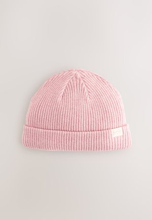 Ružová rebrovaná pletená čiapka s preloženým lemom a malou značkou s vyrazeným nápisom "female." Mäkká textúra a zúžený tvar.