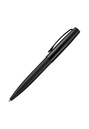 Crna kemijska olovka s rebrastim tijelom i glatkim poklopcem koji ima zakrivljenu kopču na bijeloj pozadini.