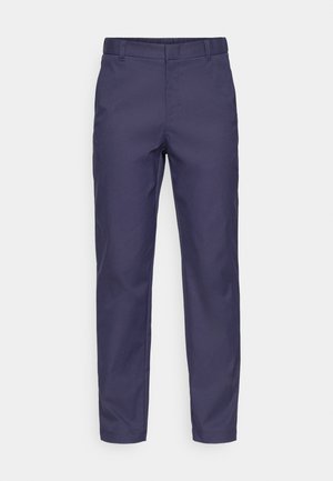 Dunkelblaue Hose aus Baumwoll-Mischgewebe, im Slim-Fit geschnitten, mit flachem Bund und Gürtelschlaufen, samt glatter Textur und klaren Linien.