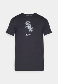 T-shirt azul marinho de manga curta, feito de um tecido macio, com um logo gráfico branco "Sox" e o logo da Nike na parte da frente. Design de gola redonda.