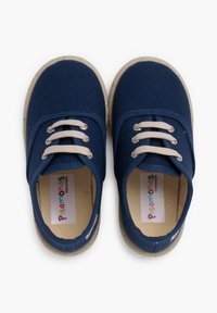 Marine canvas schoenen met beige veters, ronde neus, rubberen zool en een gestructureerd oppervlak. Etiket zegt "Pisamonas, Made in Spanje."