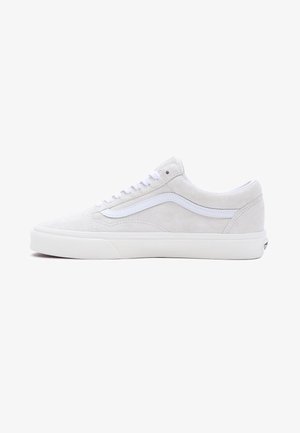 Sneaker in suede bianco a taglio basso con suola in gomma bianca, lacci bianchi e dettaglio di striscia laterale bianca.