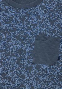 Tmavě modré tričko s krátkým rukávem s světle modrou botanickou vzorovou, s náprsní kapsou ve stejné barvě a textuře.