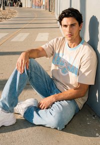 Karl Kani OG EAGLE TEE - T-shirts med print - light sand light blue