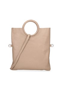 Borsa a spalla in pelle beige con finitura testurizzata, dotata di manico rotondo, tracolla rimovibile e design minimalista.