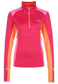 Różowo-pomarańczowa sportowa bluza z suwakiem do połowy i wysokim kołnierzem, długimi rękawami oraz kontrastowymi blokami kolorów. Wykonana z gładkiej, elastycznej tkaniny.