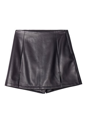 Shorts en simili cuir noir avec une texture lisse, dotés d'une taille haute, de plis à l'avant et de poches latérales.