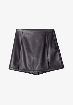 Shorts en simili cuir noir avec une texture lisse, dotés d'une taille haute, de plis à l'avant et de poches latérales.