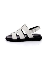 Sandalias gris claro con una parte superior de cuero suave, que cuentan con tres correas anchas, hebilla ajustable y una suela negra acolchada.