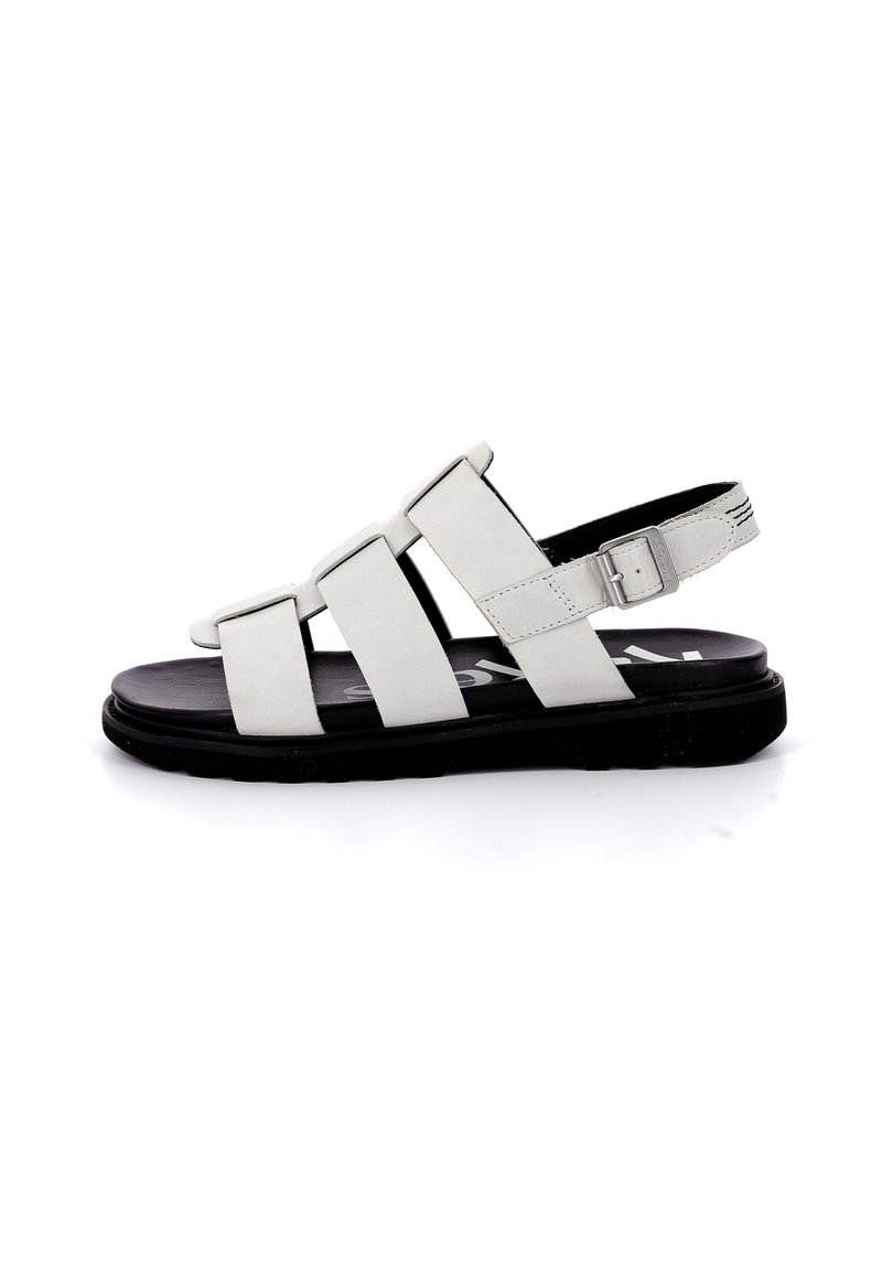Sandalias gris claro con una parte superior de cuero suave, que cuentan con tres correas anchas, hebilla ajustable y una suela negra acolchada.