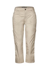 Beige avslappnade byxor med fickor fram och på sidorna, bälteshällor och knäppning, visade mot en vit bakgrund.