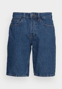 Tumma sininen farkkushortsit, joissa on haalistunut pinta. Ominaisuuksiin kuuluu neljä taskua, vyölenkit ja metallinen napin suljenta vyötäröllä.