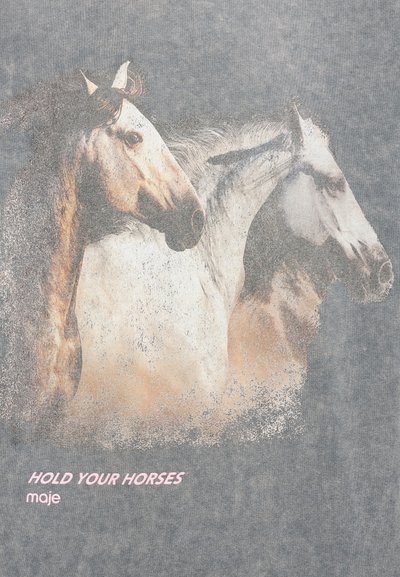 Δύο άλογα στραμμένα προς τα δεξιά με ξεθωριασμένη καλλιτεχνική υφή σε γκρίζο φόντο, κείμενο «ΚΡΑΤΗΣΕ ΤΑ ΑΛΟΓΑ ΣΟΥ» και μικρό «maje» από κάτω.