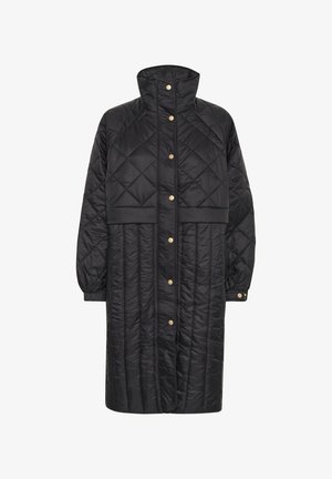 Kaput s crnim prošivenim dugim krojem s visokim ovratnikom, kopčanjem na dugmad i bočnim džepovima. Ima balonske rukave i gladak, sjajan materijal.