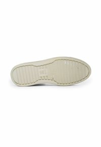 Podešev béžové boty s horizontálními drážkami a malým čtvercovým vzorem na středové části, označená "High Soft" a velikostí 4½.