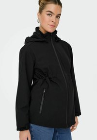 Černá péřová bunda s kapucí, zipem vpředu, stahovacími pásky v pase a bočními kapsami. Vyrobena z hladkého, lehkého materiálu s přiléhavým střihem.