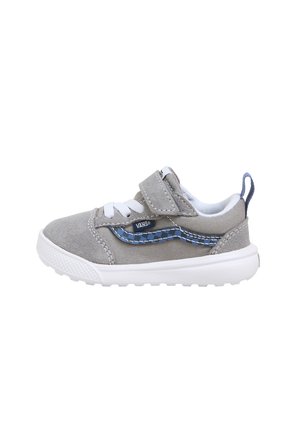 Baskets grises avec une bande Velcro et des lacets blancs. Présente une rayure latérale à carreaux bleus et noirs. Comprend une semelle en caoutchouc blanche.