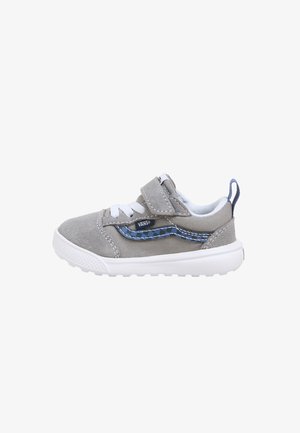 Sneaker grigio con una fascetta in velcro e lacci bianchi. Presenta una striscia laterale a scacchi blu e nera. Include una suola in gomma bianca.