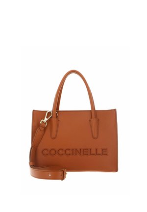 Sac à main en cuir marron avec double poignée et bandoulière amovible, avec le logo "COCCINELLE" embossé à l'avant.