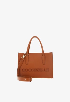Braune Lederhandtasche mit zwei Griffen und abnehmbarem Schulterriemen, vorne mit geprägtem "COCCINELLE" Schriftzug.