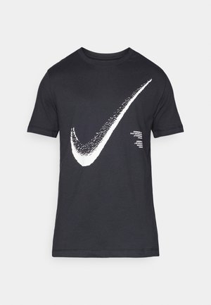 Tricou negru din bumbac cu un logo mare Nike swoosh alb pe partea din față și detalii suplimentare de text lângă tiv. Mâneci scurte și guler rotund.