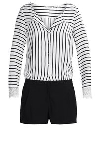 Viimeistellyt napitettävä paita, jossa on valkoisia ja mustia pystyraitoja, ja hihansuissa pitsikoristeita, yhdistettynä mustiin shortseihin. Yksinkertainen kangas.