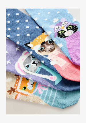 Négy színes zoknipár, amelyeknek a mintáján rajzfilm macskák láthatók. A zoknik anyaga kötött, különböző mintákkal, beleértve a pöttyöket és a csíkokat.