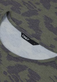 Grün und grau gemusterter Strickoberteil mit weitem Halsausschnitt, weich im Griff und einem inneren Etikett mit der Aufschrift "ONLY" Größe S.