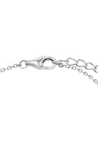 Silberne Kette mit einem Karabinerverschluss. Der Verschluss weist ein markantes Design auf und ist an ovale Glieder angebracht. Die Kette hat eine glatte, polierte Oberfläche.