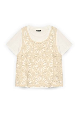 Kremfarvet t-shirt med korte ærmer, lagdelt med beige ærmeløs hækle-top med blomsterprint og perledetaljer.
