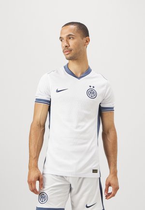 Witte voetbalshirt met een marinekleurige kraag en accenten. Bevat het Nike-logo en het teamembleem. Lichtgewicht, gestructureerde stof met een slim fit ontwerp.