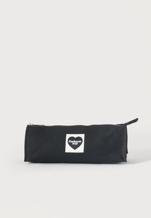 Sort rektangulær penalhus med lynlås på toppen og et hvidt mærke med et sort hjerte og teksten "Carhartt WIP".