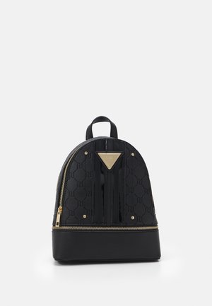 Czarny plecak wykonany z teksturowanego materiału, z gładkim spodem. Posiada złote okucia, trójkątne logo oraz zamek błyskawiczny. Zaokrąglony kształt.