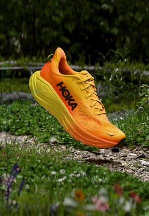 HOKA, CHALLENGER 8 - Trail running shoes - neon tangerine / hoka citrus