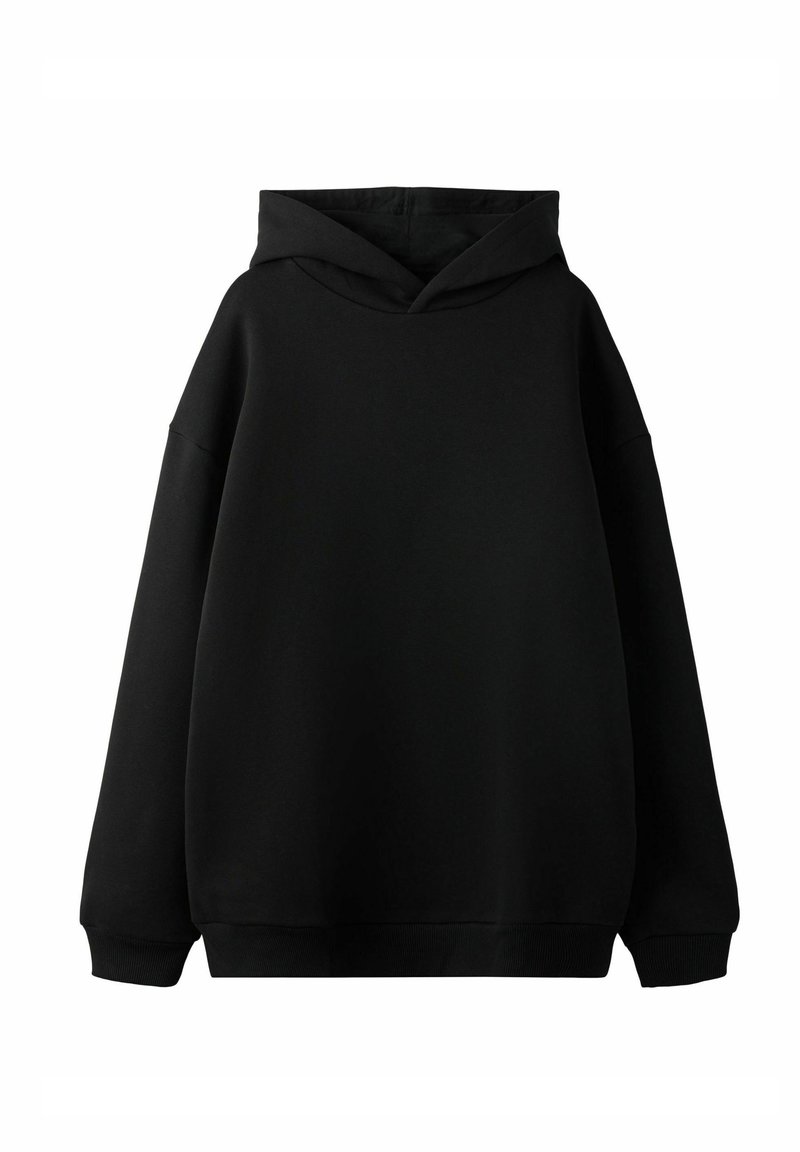 Schwarzer übergroßer Hoodie aus weichem Stoff. Verfügt über einen geschwungenen Ausschnitt, große Kapuze und überschnittene Schulternähte. Glatte Textur.