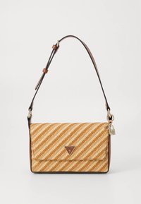 Handtas van gevlochten tan met diagonale strepen, leren accenten en een afneembare schouderriem. Voorzien van een driehoekig logo en een decoratieve charm.