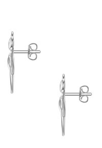 Zilveren studs in de vorm van abstracte menselijke figuren, weergegeven vanaf de zijkant met zichtbare steunen en vlinderruggen.