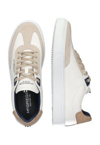 Sneaker bianca e beige con materiali in suede e pelle, punta rotonda, design con lacci e suola in gomma testurizzata. Accenti blu navy vicino al tallone.