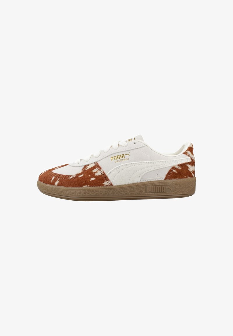 Baskets Puma Palermo blanches et marron avec un motif peau de vache, lacets blancs et semelle en gomme, vues de côté extérieur.