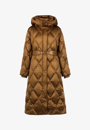 Abrigo de plumas acolchado marrón con cintura ceñida, gran capucha, botones a presión y puños acanalados. Tela suave y brillante con un patrón de rombos.