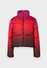 Giubbotto a vento con design ombre che passa da un rosso brillante a un borgogna scuro, con colletto alto e chiusura frontale con cerniera.