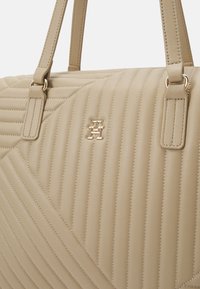 Tommy Hilfiger POPPY REFORM TOTE - Borsa a mano - beige